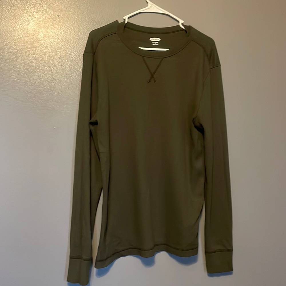 Men Old Navy thermal long sleeve shirt *